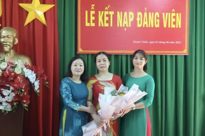 Lễ kết nạp đảng viên mới: Cô Nguyễn Thị Kim Liên